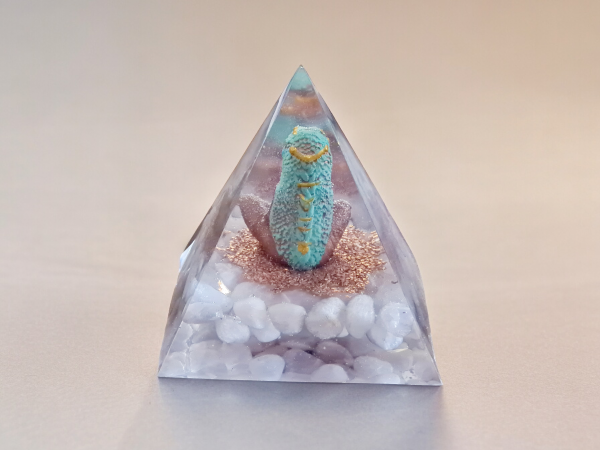 Orgonite pyramide bouddha quartz rose